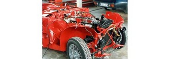 Sur une “Big“ Healey, l’état du “squelette“ en alu est prépondérant au stade de la restauration. Un bon expert doit être à même de le contrôler sans procéder à un déshabillage intégral.