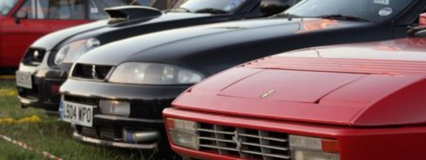 Ferrari Mondial T, Nissan Skyline, Subaru Impreza et... camping car : Bienvenue sur le «parking des Anglais»