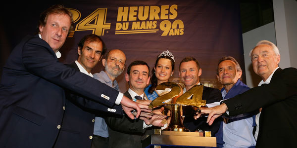 Frank Biela, Emanuele Pirro, Henri Pescarolo, Pierre Fillon, Miss 24h du Mans, Tom Kristensen, Jacky Ickx et Gèrard Larousse aux cotés du nouveau trophée des 24h du Mans