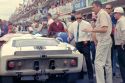 Carroll Shelby aux côtés de la Ford MkII au Mans