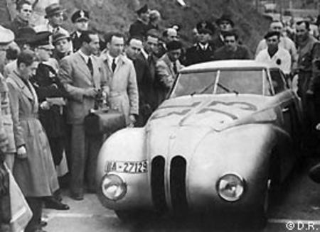 Le coupé BMW 328 de compétition carrossé à Munich. On voit la différence…