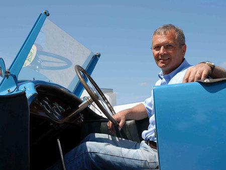 Alain Comte au volant de sa Bugatti
