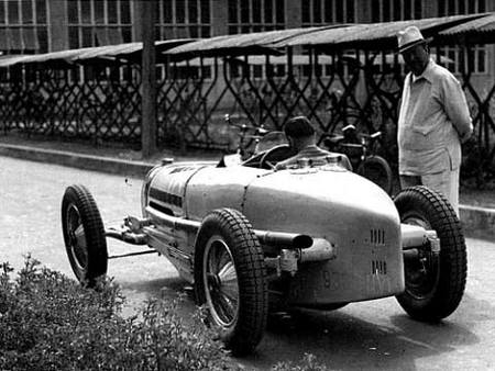 Le prototype avec Varzi et Ettore Bugatti