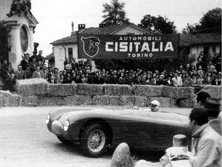 Piero Dusio au volant d'un spider Nuvolari