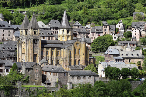 L'Abbaye St Foy de Conques - Depuis Rodez, au km 39,5 par la D901 - Temps de trajet : 42 mn - Point GPS :  44°35'58.1