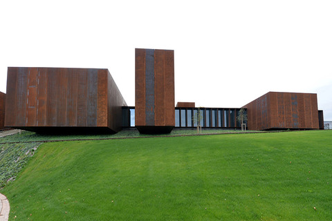 Le musée Soulages - Depuis Labro, au km 6,9 par la D568 - Temps de trajet : 13 mn - Point GPS :  44°21'08.7