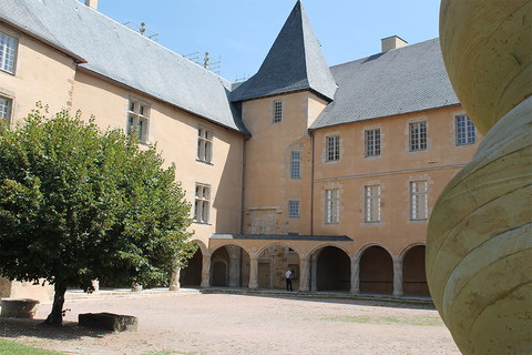 Château de Rochechouart - Depuis Massignac, au km 16,9, par la D10 - Temps de trajet : 17mn - 
GPS : 45°49'19.3