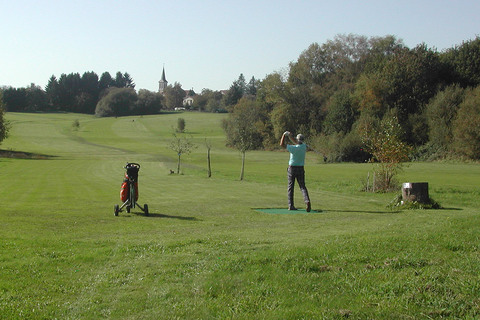 Golf de Champs Romain - Depuis Massignac, au km 35,4, par la D33/D675 - Temps de trajet : 44mn - GPS : 45°33'11.0