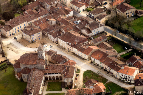 Saint Jean de Cole - Depuis Nontron, au km 24,2, par la D707 - Temps de trajet : 29mn - GPS : 45°25'12.9