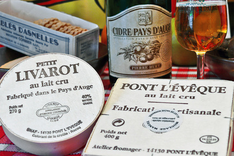 Petit Livarot et Pont-l’Évêque, deux spécialités fromagères au lait cru à réserver au palais avertis.