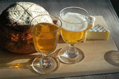 Fromages certes mais accompagné de cidre, spécialité de la région.