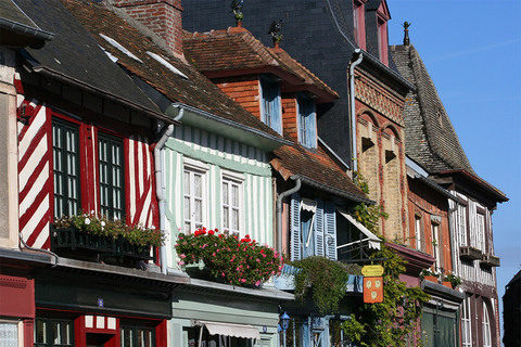 Beaumont-en-Auge, colombages et couleurs.