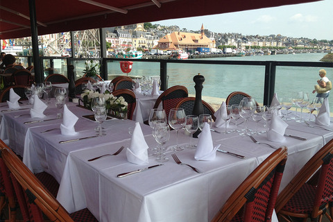 Le Pavillon d’Augustine, brasserie qui mêle spécialités locales et classiques.