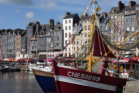 Le Port de Honfleur, ses bateaux, ses rues pavées et son charme d’antan. 