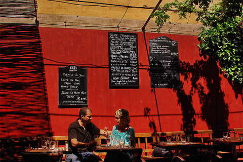 Profiter du soleil au café du village.