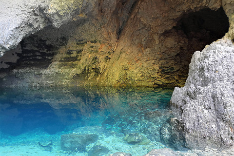 Les magnifiques couleurs de la source de la Sorgue à Fontaine de Vaucluse.