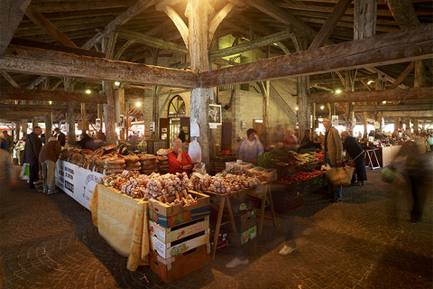 Festival de couleurs et de saveurs au marché de Revel.