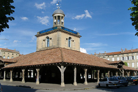 La bastide médiévale typique avec la halle de la place principale surplombée d’un beffroi et bordée de galeries de Revel