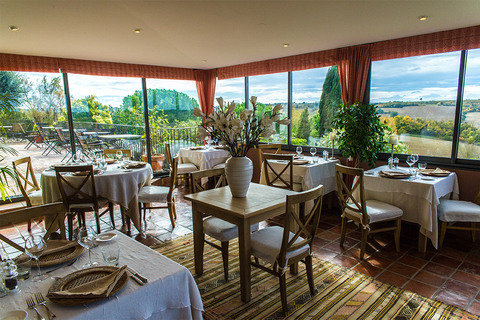 Au restaurant Cuq en terrasses, on déguste des plats savoureux avec une vue imprenable sur les collines.