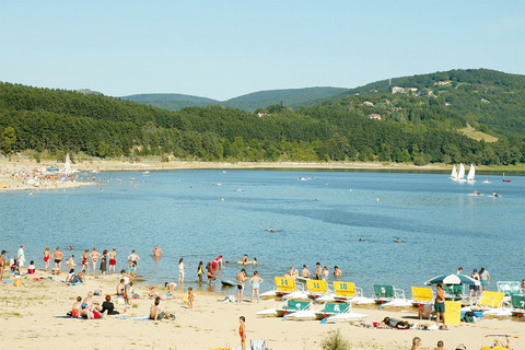 Le lac Saint-Ferréol est désormais une base de loisirs qui propose activités nautiques, balades en VTT et accrobranche.   
