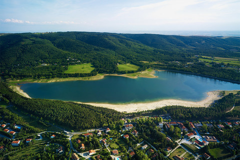 Le lac de Saint-Ferréol est le principal réservoir du canal du Midi. Idéal pour une baignade ou une balade en voile.