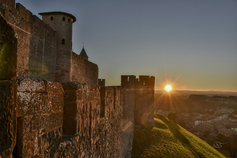L’impressionnant château comtal,au coeur de la Cité de Carcassonne, flotte au-dessus de l’Aude.