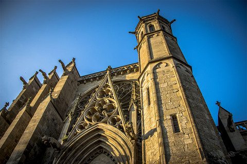 La basilique Saint-Nazaire est de style gothique mais la nef a conservé le style roman du précédent bâtiment, détruit au XIIIe siècle.