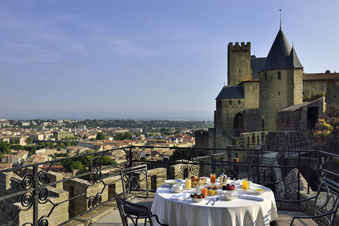 Émerveillez-vous de la vue époustouflante de l’Hôtel de la Cité.