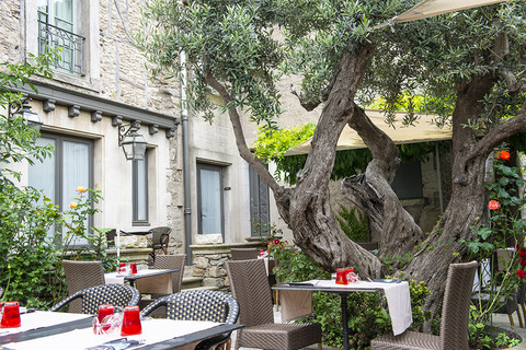 Dégustez les spécialités locales à la brasserie le Donjon.