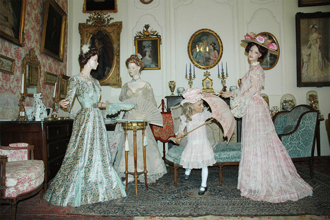 le musée du Costume vous apprendra tout sur la manière d’attacher les vêtements du XVIIIe siècle à nos jours.
