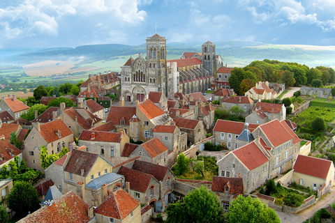 Vézelay, une ville aux mille facettes : culture, vin blanc et nature encore préservée.