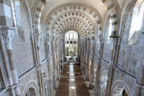 La basilique Sainte-Marie-Madeleine de Vézelay, merveille de l’art roman, construite entre 1120 et 1150, est, depuis 1979, inscrite au patrimoine mondial de l’Unesco.