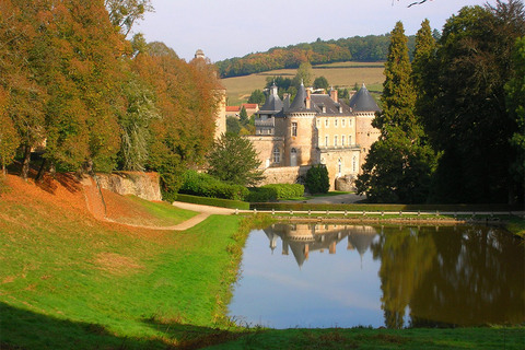 Aux confins de la Bourgogne et du Nivernais, le château de Chastellux est planté sur un pic rocheux surplombant la Cure. Son parc, d’après les archives, a été aménagé par Le Nôtre, qui aménagea aussi celui de Versailles.