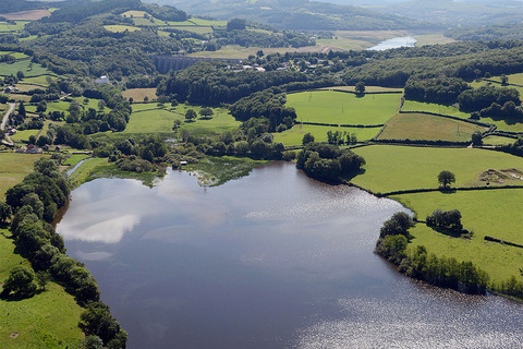 Les six grands lacs du Morvan sont six lacs artificiels construits aux XIX et XXe siècles, pour l’approvisionnement en eau et bois. Ils servent aujourd’hui à la régulation de l’affluent de la Seine.