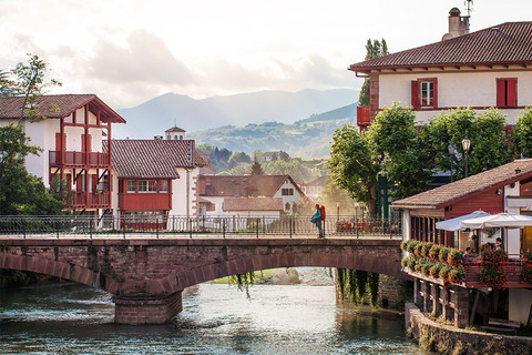 Pour les pèlerins de Saint-Jacques-de-Compostelle, Saint-Jean-Pied-de-Port est le point de départ de la mythique étape des Ports de Cize.