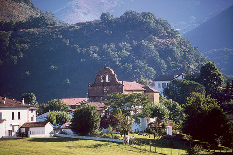 Au pied de l’Iparla, Bidarray est un village typique situé sur le GR 10.