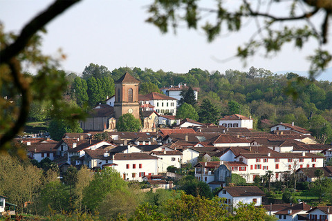 La Bastide-Clairence a été fondée en 1314 par Louis 1er roi de Navarre pour s’offrir un débouché sur la mer.