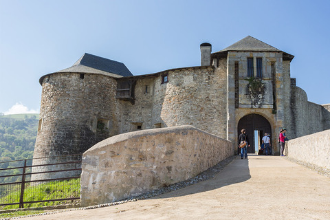 Le château de Mauléon-Licharre date du XIIe siècle, entre le Béarn, la Navarre et l’Espagne.