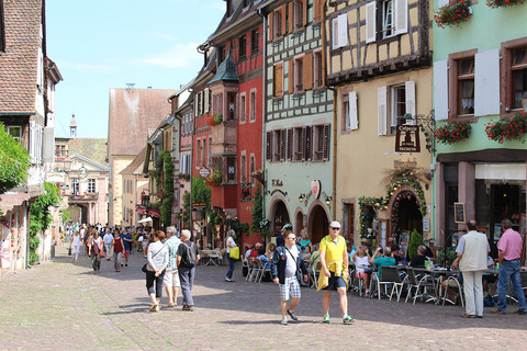 Riquewihr, village de charme situé au milieu des vignes, est l’un des plus visités de la région.