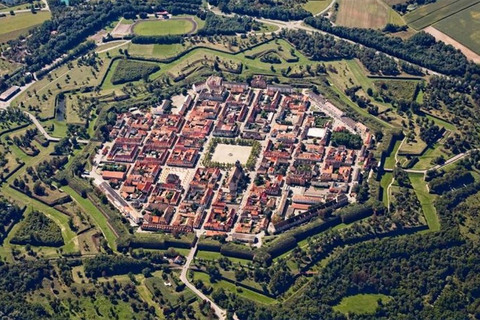 Inscrit au Patrimoine mondial de l’Unesco, ce village de 2 000 âmes, construit sur la volonté de Louis XIV, vaut surtout pour ses oeuvres militaires.