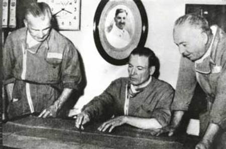 Bindo, Ernesto et Ettore Maserati devant le portrait d'Alfieri