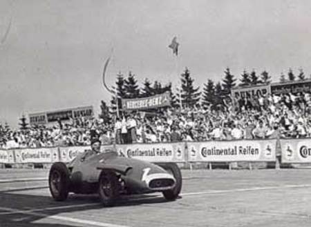 Sur 250 F, Fangio remporte le GP d'Allemagne 1957, une course d'anthologie