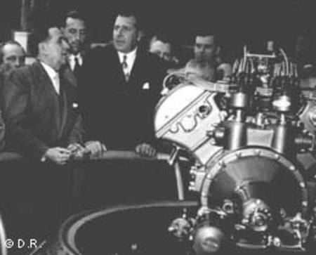 Don Juan de Bourbon et Wilfredo Ricart au Salon de Paris de 1955, devant le nouveau moteur de la Peg