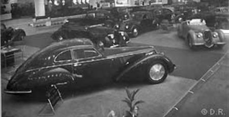 Les Superleggera sur le stand Alfa Romeo du salon de Milan 1937 : la 8C 2900 B lungo (berlinette et