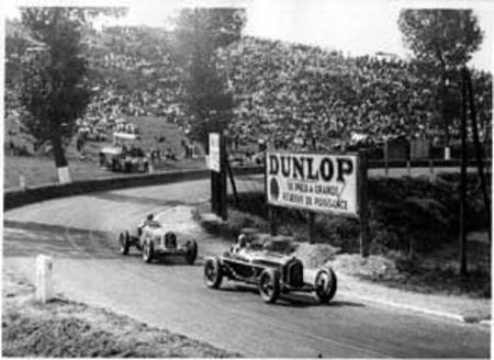 GP de Dieppe 1934 : Etancelin sur 8 CM s'apprête à dépasser Chiron sur Alfa Romeo P3.