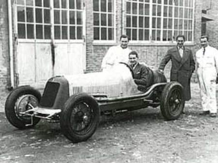 Usine de Pontevecchio 1933 : autour de la nouvelle 8 CM, de gauche à droite, Ernesto Maserati, Raymo