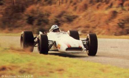 Première course de la Honda F1 en France : Ronnie Bucknum à Charade. GP de l’ACF 27 juin 1965.