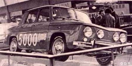 Renault expose fièrement au Salon de Paris 1967 la 5 millième R8 Gordini fabriquée.