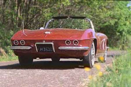 La poupe des Corvette 1961/62 préfigure le style de la future Sting Ray 1963 avec ses petits feux ro