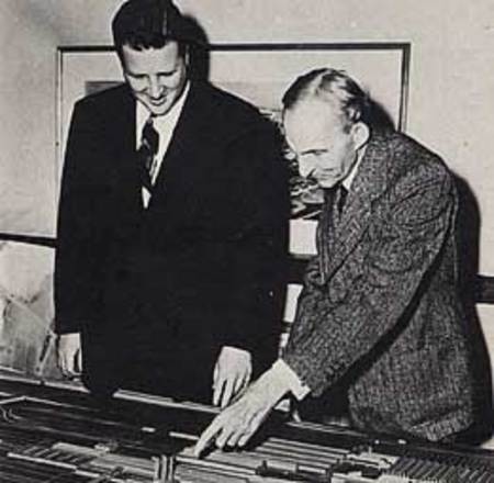 Henry Ford II (ici à gauche en compagnie de son grand-père, fondateur de